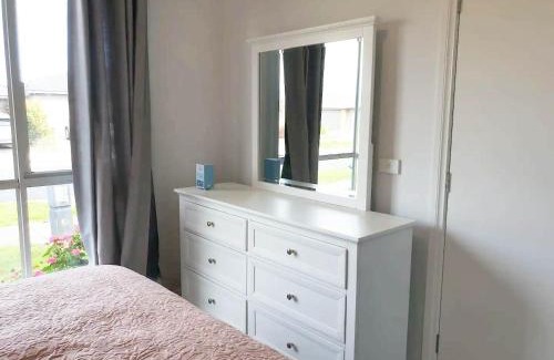Officer Bed & Breakfast | Snug & cozy ensuite in a new house
