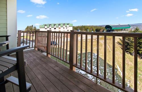 Snowshoe Apartment | Soaring Eagle 203 Next To Slopes Underground Parking Hot Tubs Locker