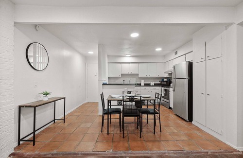 Travis Heights Apartment | SOCO Green House | Sleeps 6 | Free Pkg | Downtown