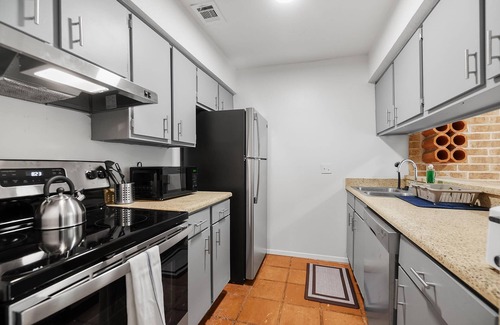 Travis Heights Apartment | SOCO Park Creek View | Free Pkg