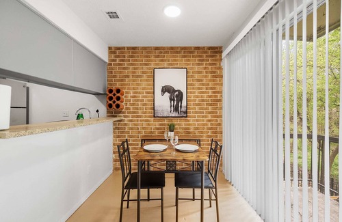 Travis Heights Apartment | SOCO Park Creek View | Free Pkg