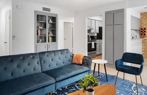 Travis Heights Apartment | SOCO Park Creek View | Free Pkg