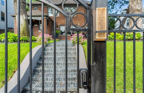 Oak Lawn House | SoCozyBlue Residence Oak Lawn/Uptown - Check-in to Cozy & Checkout in Style!