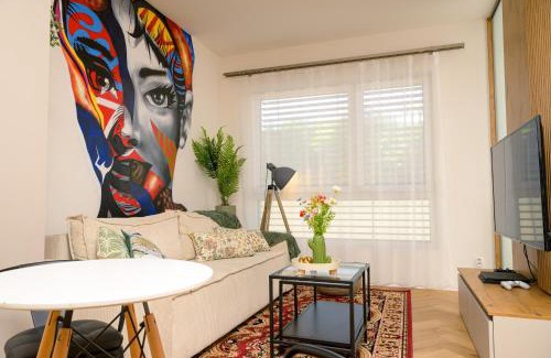 Banska Bystrica Apartment | SOHO Apartmán v centre, smart & self check-in 24h, private garage EV