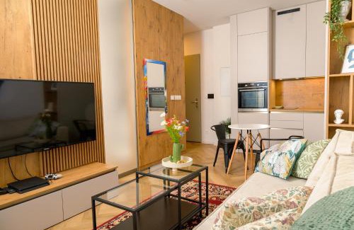 Banska Bystrica Apartment | SOHO Apartmán v centre, smart & self check-in 24h, private garage EV