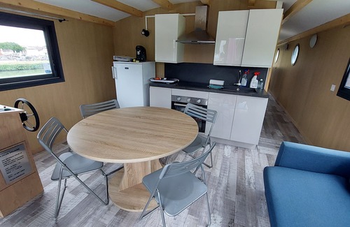 Casseneuil Boat Rental | SOLAR BOAT ON THE GARONNE CANAL departing from CASTELSARRASIN.