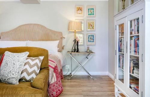 Cape Town City Centre Apartment | Solar Power French Country Cottage on Table Mountain