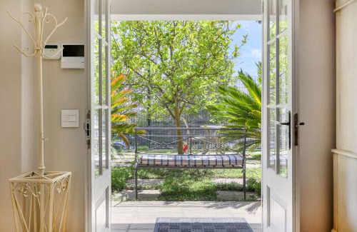 Cape Town City Centre Apartment | Solar Power French Country Cottage on Table Mountain