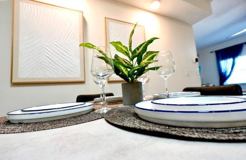 Crescent Beach House | SōLE #2-Launch Views-2 min to BEACH-Relaxing 2 BR