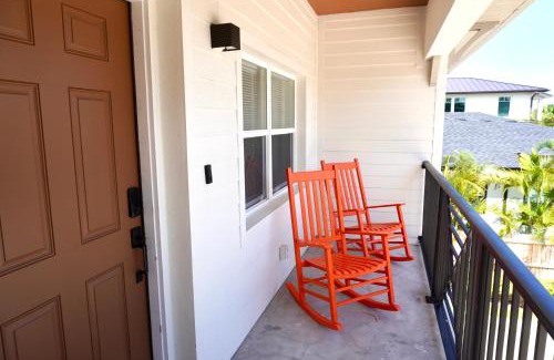 Crescent Beach House | SōLE #4,2 BR-Riverview-2 min to BEACH-Launch Views-Balcony