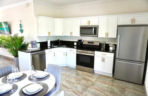 Crescent Beach House | SōLE #4,2 BR-Riverview-2 min to BEACH-Launch Views-Balcony