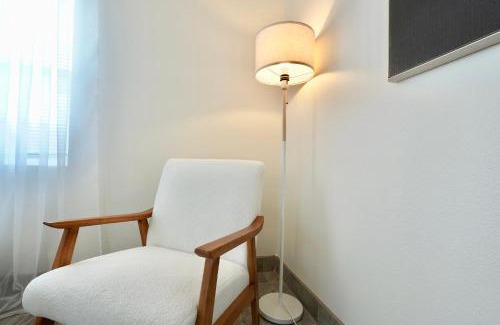 Crescent Beach House | SōLE #4,2 BR-Riverview-2 min to BEACH-Launch Views-Balcony