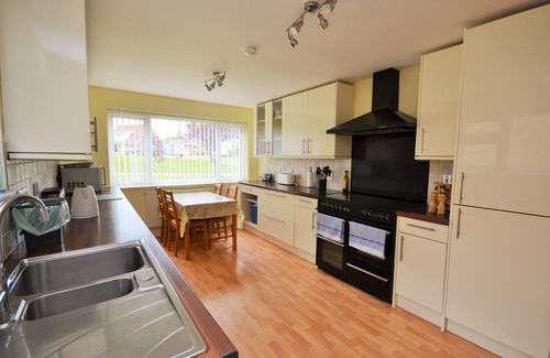 Nettlestone House | Solent View - a bungalow that sleeps 6 guests in 3 bedrooms