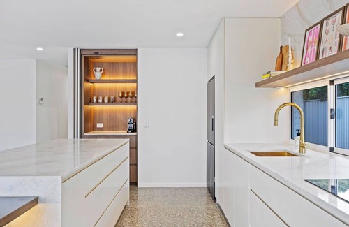 Tweed Heads West House | Solis House: luxury, spacious, family, pets, coastal, surfing, beach, fishing.