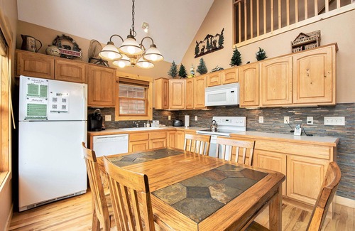 Estes Park Condo | Solitude Eagle #7 - Mountain Cabin with Fireplace
