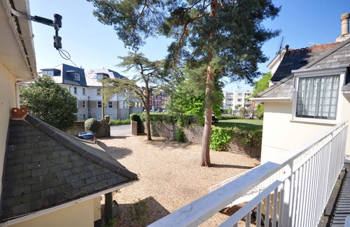 Bournemouth City Centre Cottage | Somerville Coach House 1 - a studio that sleeps 2 guests in 1 bedroom