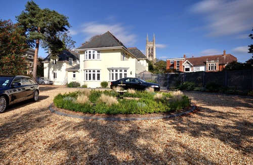 Bournemouth City Centre Apartment | Somerville Coach House 2 - a studio that sleeps 2 guests in 1 bedroom