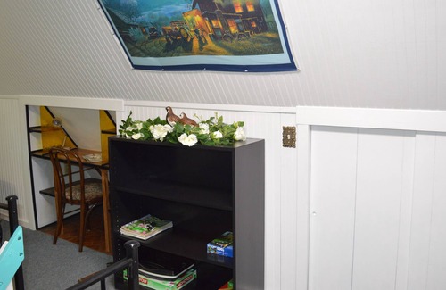 Calvin House | Songbird Cottage - Quiet Secluded A-Frame Cabin. Raystown Lake, E Broad Top RR