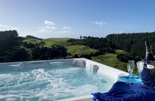Leigh Villa | Songbird Villa - stunning views, spa and outdoor bath