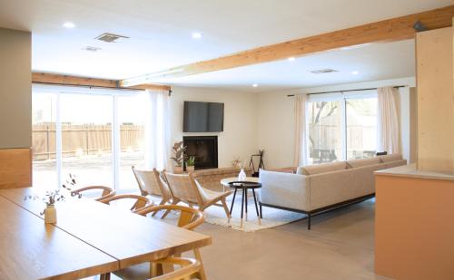 Tucson House | Sonoran Peach House - Lux Kitchen Mt View Flex Rm