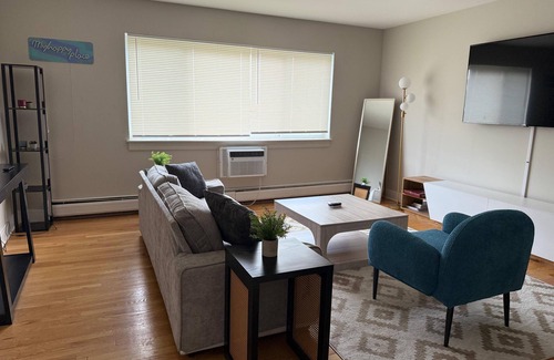 Des Plaines Apartment | Soothing 2-bedroom apartment with AC in Des Plaines