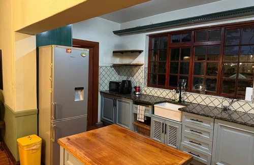 Greater Johannesburg Metropolitan Area Apartment | Soothing apartment with WiFi in vibrant Johannesburg