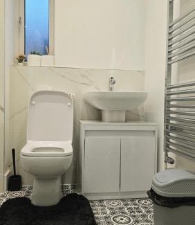 Wolverhampton Apartment | Sophia's place - 3 bedroom 3 bed house for groups, families, contractors and professionals, houses 5