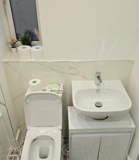 Wolverhampton Apartment | Sophia's place - 3 bedroom 3 bed house for groups, families, contractors and professionals, houses 5