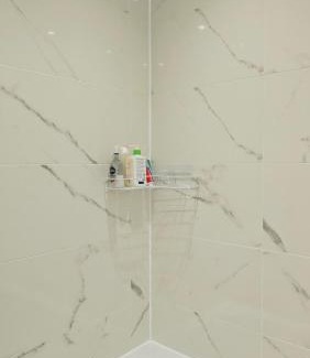 Wolverhampton Apartment | Sophia's place - 3 bedroom 3 bed house for groups, families, contractors and professionals, houses 5