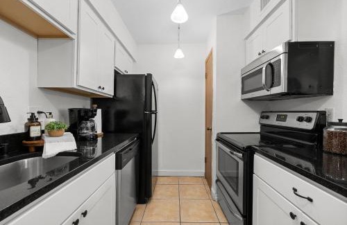 College Station Apartment | Sophisticated 2BR by TAMU - Pool - Tennis - Patio