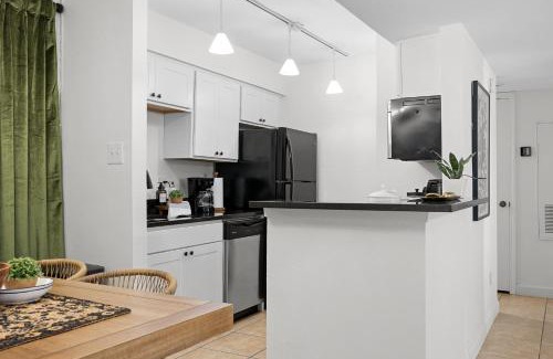 College Station Apartment | Sophisticated 2BR by TAMU - Pool - Tennis - Patio