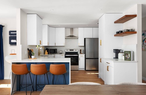 West Oak Hill House | Sophisticated 5BR w/Spa, Fire Pit & Parking