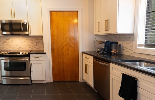 Detroit House | Sophisticated and Center of Metro-Detroit