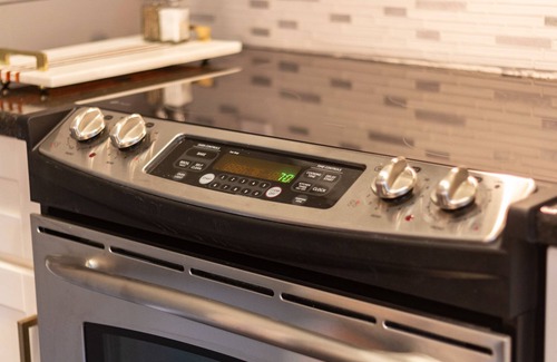 Detroit House | Sophisticated and Center of Metro-Detroit