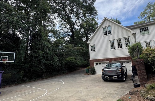 Athens House | Sophisticated Stay in heart of Five Points-Walk to the action, Relax in luxury.