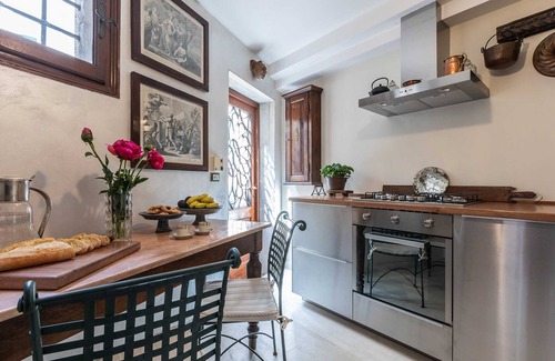 Dorsoduro Ski Chalet | Sophisticated Venetian House with Private Courtyard