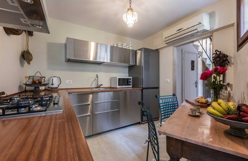 Dorsoduro Ski Chalet | Sophisticated Venetian House with Private Courtyard