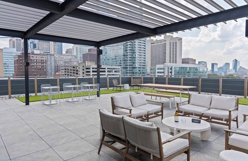 Logan Square Apartment | Sosuite | 1Bed Apt Acc. w Roof Deck, Gym, Laundry