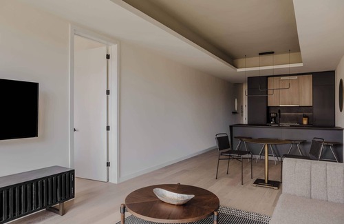 Logan Square Apartment | Sosuite | Corner 1BR Apt w Roof Deck, Gym, Laundry