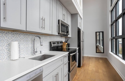 Old City Apartment | Sosuite Corner 2BR Loft w W D Shared Roofdeck