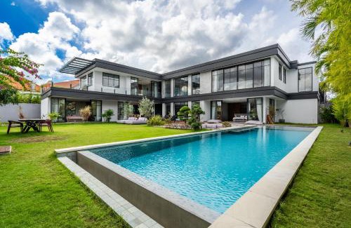 Umalas Villa | Soul Moon Luxe - Luxury with Panoramic Windows and a Home Theater