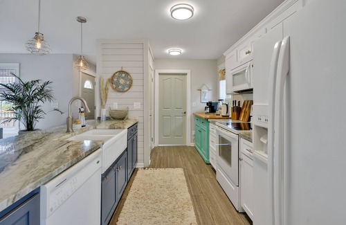 North Topsail Beach Cottage | Sound front cottage- Sunsets, private dock & 2 min walk to beach.