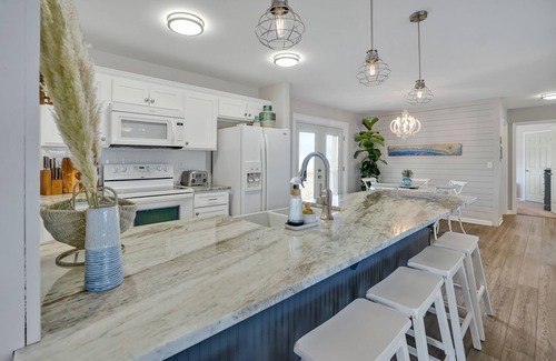 North Topsail Beach Cottage | Sound front cottage- Sunsets, private dock & 2 min walk to beach.