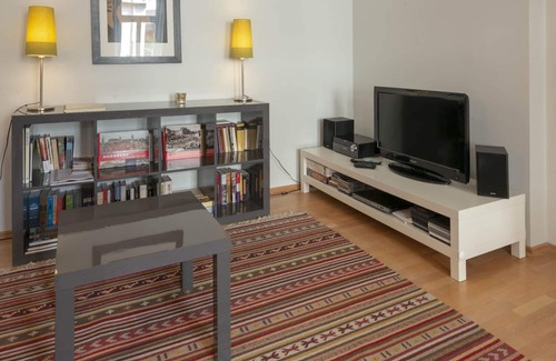 Mitte Apartment | Soundproof windows, 1 min. to the subway, 2 stops to the center, 3 blocks.