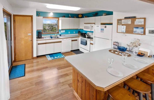 Avon House | Soundside Cottage Close to Beach with Stunning Views, Screened Porch, Smart TVs