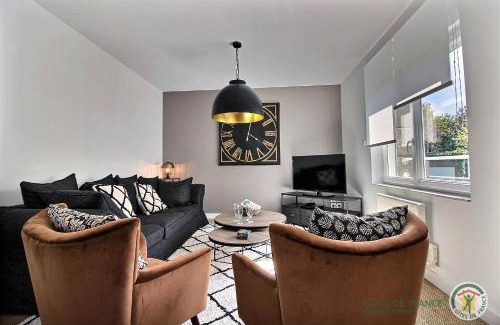 Crehen House | Sous le cerisier