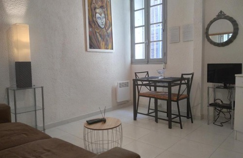 Pezenas Apartment | "Sous les Voûtes" -Garage privé optionnel -Centre historique-Plages à 21km !