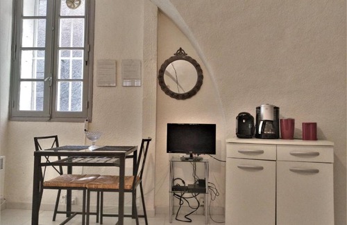 Pezenas Apartment | "Sous les Voûtes" -Garage privé optionnel -Centre historique-Plages à 21km !