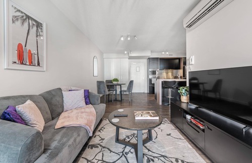 South Brisbane Apartment | South Bank Styling! ~ 1Bed, 1Bath, 1Car, Balcony