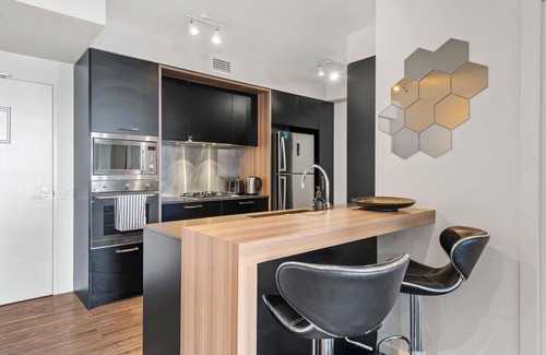 South Brisbane Apartment | South Bank Styling! ~ 1Bed, 1Bath, 1Car, Balcony